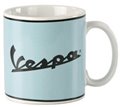 Piaggio Cup mit hellblauen Vespa für th Kaffeemilch geschrieben.